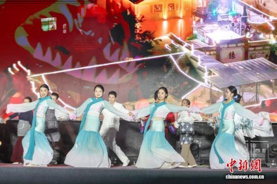 图为9月24日,江西宜春,2026宜春·明月山第二十届月亮文化旅游节启动仪式上的文艺表演。刘力鑫 摄 图为9月24日,江西宜春,2026宜春·明月山第二十届月亮文化旅游节启动仪式上的文艺表演。刘力鑫 摄