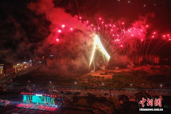 图为9月24日,江西宜春,2026宜春·明月山第二十届月亮文化旅游节启动仪式上的烟花秀。刘力鑫 摄 图为9月24日,江西宜春,2026宜春·明月山第二十届月亮文化旅游节启动仪式上的烟花秀。刘力鑫 摄