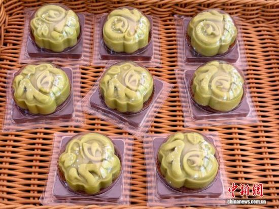 图为江西南昌一家东南饼庄门店内售卖的月饼。 卢梦梦 摄 图为江西南昌一家东南饼庄门店内售卖的月饼。 卢梦梦 摄