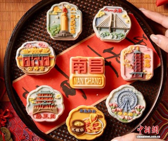 图为南昌主题文创月饼。受访者供图 图为南昌主题文创月饼。受访者供图