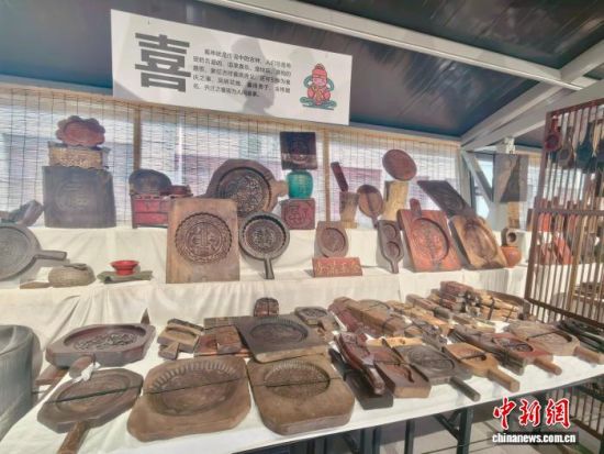 图为位于江西南昌的“中华糕饼模具大世界糕模博物馆”内收藏的糕饼印模。 卢梦梦 摄 图为位于江西南昌的“中华糕饼模具大世界糕模博物馆”内收藏的糕饼印模。 卢梦梦 摄