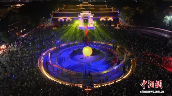 图为第二届江西客家中秋拜月大典现场。 陈宇 摄 图为第二届江西客家中秋拜月大典现场。 陈宇 摄