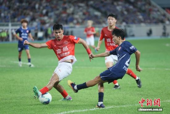 图为9月26日,江西南昌国际体育中心,2026年江西省城市足球超级联赛决赛现场,南昌队球员(红衣)与九江队球员(蓝衣)在争抢中。记者 刘占昆 摄 图为9月26日,江西南昌国际体育中心,2026年江西省城市足球超级联赛决赛现场,南昌队球员(红衣)与九江队球员(蓝衣)在争抢中。记者 刘占昆 摄