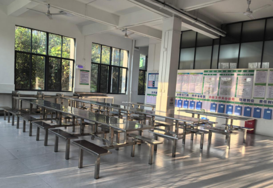 改造后的学校食堂环境整洁明亮 改造后的学校食堂环境整洁明亮