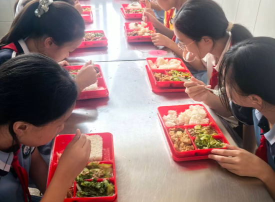 孩子们在校用餐 孩子们在校用餐