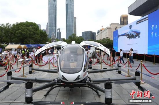 图为现场展示的无人驾驶载人电动垂直起降(eVTOL)航空器。 刘占昆 摄 图为现场展示的无人驾驶载人电动垂直起降(eVTOL)航空器。 刘占昆 摄