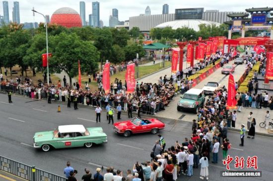 10月1日上午,“豫章聚经典 江铃耀洪城”国际经典汽车暨江铃汽车南昌巡游活动在滕王阁“南昌故郡”广场正式启幕。图为车辆开始出发。 刘占昆 摄 10月1日上午,“豫章聚经典 江铃耀洪城”国际经典汽车暨江铃汽车南昌巡游活动在滕王阁“南昌故郡”广场正式启幕。图为车辆开始出发。 刘占昆 摄