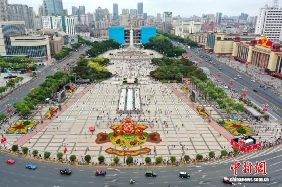10月1日上午,参加“豫章聚经典 江铃耀洪城”国际经典汽车暨江铃汽车南昌巡游活动的车辆经过南昌八一广场。 刘占昆 摄 10月1日上午,参加“豫章聚经典 江铃耀洪城”国际经典汽车暨江铃汽车南昌巡游活动的车辆经过南昌八一广场。 刘占昆 摄