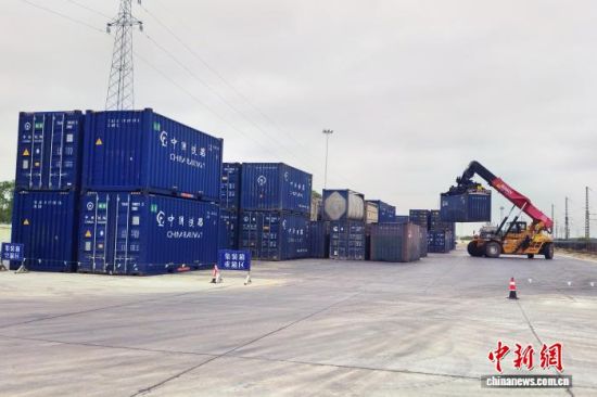 10月1日,江西省九江市永修县杨家岭站,吊车开展货物吊装作业。赵永庆 摄 10月1日,江西省九江市永修县杨家岭站,吊车开展货物吊装作业。赵永庆 摄