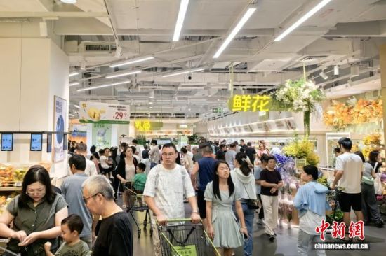 10月1日,位于江西省南昌市红谷滩区T16商场的美团旗下小象超市华中首家线下门店客流密集。记者 吴鹏泉 摄 10月1日,位于江西省南昌市红谷滩区T16商场的美团旗下小象超市华中首家线下门店客流密集。记者 吴鹏泉 摄