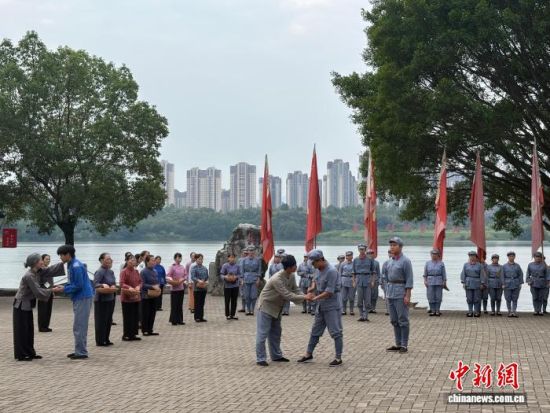 9月15日,在江西省赣州市于都县东门渡口,情景剧《告别》正在上演。中新社记者 李韵涵 摄 9月15日,在江西省赣州市于都县东门渡口,情景剧《告别》正在上演。中新社记者 李韵涵 摄
