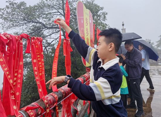 图为国庆假期,游客在大茅山索道田平山观景台系祈福红丝带,寄托美好节日心愿。 王成前 摄 图为国庆假期,游客在大茅山索道田平山观景台系祈福红丝带,寄托美好节日心愿。 王成前 摄