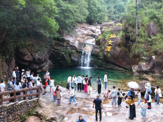 图为国庆假期,游客在大茅山仙女潭景点驻足欣赏潭瀑美景。 胡坤明 摄 图为国庆假期,游客在大茅山仙女潭景点驻足欣赏潭瀑美景。 胡坤明 摄