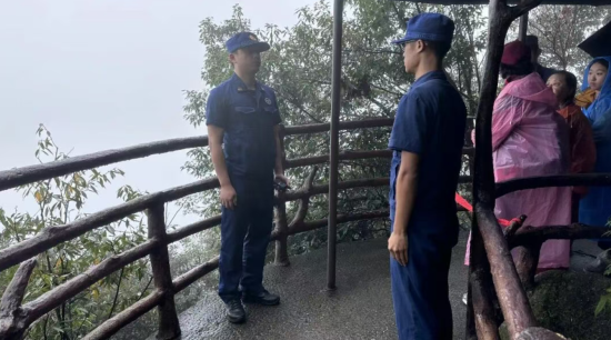 消防队员协助维持游客秩序 消防队员协助维持游客秩序