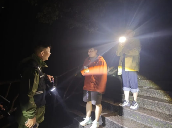 网格员夜间巡逻遇到游客求助 网格员夜间巡逻遇到游客求助