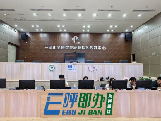 旅游373工作人员接听游客电话 旅游373工作人员接听游客电话
