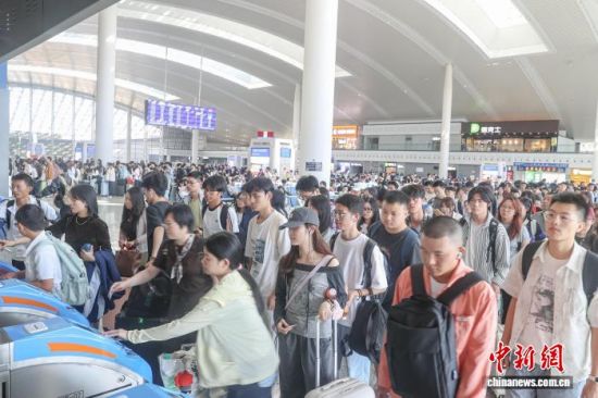 图为10月7日,江西赣州西站,旅客排队检票。记者 刘力鑫 摄 图为10月7日,江西赣州西站,旅客排队检票。记者 刘力鑫 摄