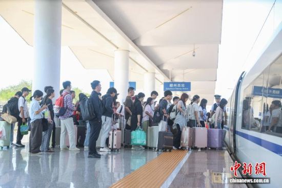 图为10月7日,江西赣州西站,旅客在站台上排队上车。记者 刘力鑫 摄 图为10月7日,江西赣州西站,旅客在站台上排队上车。记者 刘力鑫 摄