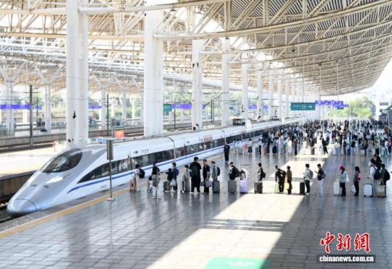 图为10月7日,江西九江站,旅客正在排队准备上车。胡国林 摄 图为10月7日,江西九江站,旅客正在排队准备上车。胡国林 摄