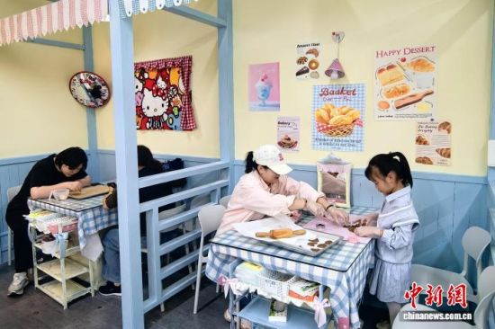 10月7日,江西省南昌市西湖区一家手作体验馆内,顾客在体验DIY饼干项目。中新社记者 吴鹏泉 摄 10月7日,江西省南昌市西湖区一家手作体验馆内,顾客在体验DIY饼干项目。中新社记者 吴鹏泉 摄