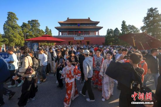 10月5日,游客走出故宫神武门。国庆假期北京故宫旅游持续火热。 中新社记者 贾天勇 摄 10月5日,游客走出故宫神武门。国庆假期北京故宫旅游持续火热。 中新社记者 贾天勇 摄