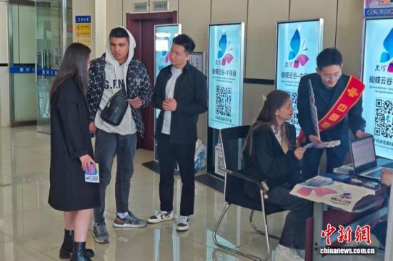 外籍游客在黑河下载“中俄通”APP。 黑河文旅局供图 外籍游客在黑河下载“中俄通”APP。 黑河文旅局供图