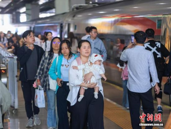 10月7日,旅客在北京南站乘车。当日是国庆假期最后一天,全国铁路迎来返程客流最高峰。 中新社记者 贾天勇 摄 10月7日,旅客在北京南站乘车。当日是国庆假期最后一天,全国铁路迎来返程客流最高峰。 中新社记者 贾天勇 摄