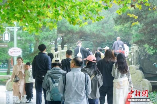 国庆假期,游客在江西庐山风景区游玩。庐山市融媒体中心供图 国庆假期,游客在江西庐山风景区游玩。庐山市融媒体中心供图