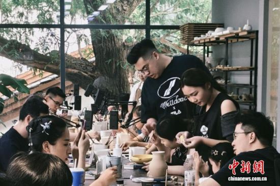国庆假期,不少年轻游客在江西景德镇体验陶艺项目。杨志江 摄 国庆假期,不少年轻游客在江西景德镇体验陶艺项目。杨志江 摄