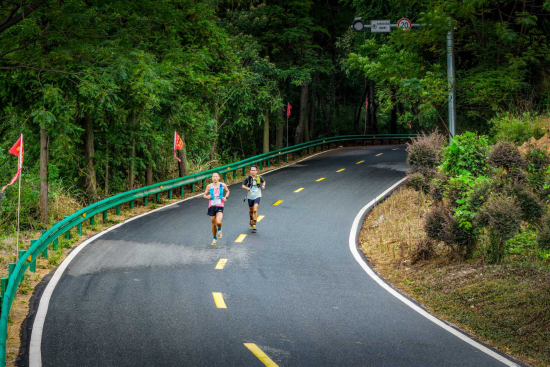 2025云居山越野赛图片。选手沿盘山赛道奔跑 刘远庆 摄 2025云居山越野赛图片。选手沿盘山赛道奔跑 刘远庆 摄