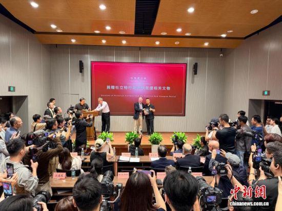 10月10日,“杜立特行动”突袭者后代在江西上饶市博物馆捐赠文物,图为托马斯·马西亚移交文物。中新社记者 华山 摄 10月10日,“杜立特行动”突袭者后代在江西上饶市博物馆捐赠文物,图为托马斯·马西亚移交文物。中新社记者 华山 摄
