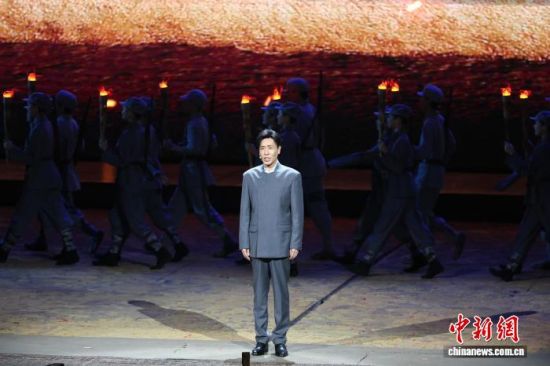 图为活动现场,演员于和伟在《那条路》中讲述红军长征故事。记者 刘占昆 摄 图为活动现场,演员于和伟在《那条路》中讲述红军长征故事。记者 刘占昆 摄