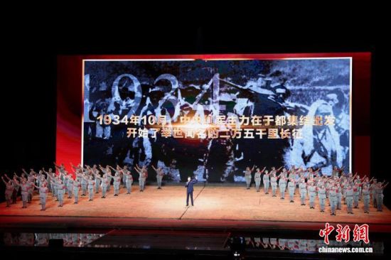 图为活动现场,江西省歌舞剧院院长杜欢与于都长征源合唱团80名成员齐声演绎《七律·长征》。记者 刘占昆 摄 图为活动现场,江西省歌舞剧院院长杜欢与于都长征源合唱团80名成员齐声演绎《七律·长征》。记者 刘占昆 摄