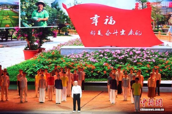 图为活动现场,江西于都县潭头村红军烈士后代孙观发正在讲述苏区振兴发展的故事。记者 刘占昆 摄 图为活动现场,江西于都县潭头村红军烈士后代孙观发正在讲述苏区振兴发展的故事。记者 刘占昆 摄