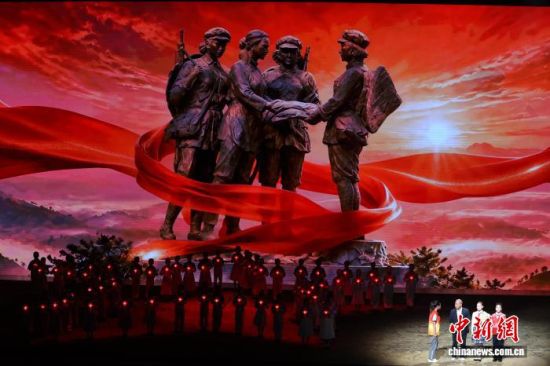图为活动现场,“半条被子”主人公徐解秀长孙朱分永与中共一大纪念馆、南湖革命纪念馆的红领巾讲解员,以及于都中央红军长征出发地纪念馆讲解员共同演绎《信仰的接力》。记者 刘占昆 摄 图为活动现场,“半条被子”主人公徐解秀长孙朱分永与中共一大纪念馆、南湖革命纪念馆的红领巾讲解员,以及于都中央红军长征出发地纪念馆讲解员共同演绎《信仰的接力》。记者 刘占昆 摄