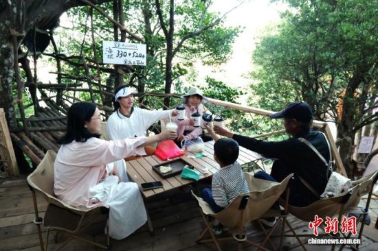 图为在“野人咖啡”休闲的游客。 刘思婷 摄 图为在“野人咖啡”休闲的游客。 刘思婷 摄
