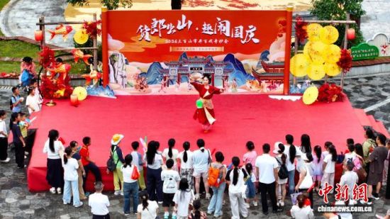 图为三百山国庆期间,观看演出的游客。 安远县融媒体中心供图 图为三百山国庆期间,观看演出的游客。 安远县融媒体中心供图