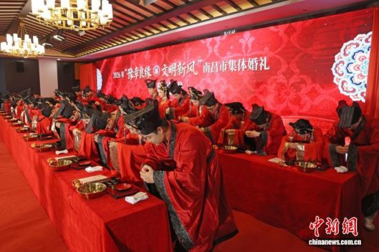 图为2026年南昌市“豫章良缘·文明新风”集体婚礼现场,身穿汉服的新人在行三拜之礼。刘占昆 摄 图为2026年南昌市“豫章良缘·文明新风”集体婚礼现场,身穿汉服的新人在行三拜之礼。刘占昆 摄