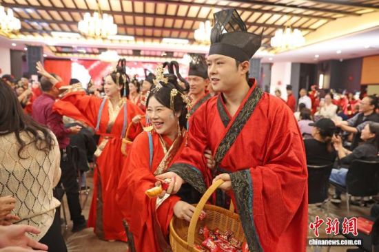 图为2026年南昌市“豫章良缘·文明新风”集体婚礼现场,身穿汉服的新人在向观众抛撒喜糖。刘占昆 摄 图为2026年南昌市“豫章良缘·文明新风”集体婚礼现场,身穿汉服的新人在向观众抛撒喜糖。刘占昆 摄