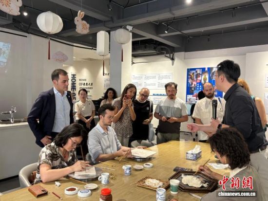 10月17日,在景德镇三宝村“景漂之家”,西班牙塔拉韦拉-德拉雷纳市代表团与当地陶艺家交流。李韵涵 摄 10月17日,在景德镇三宝村“景漂之家”,西班牙塔拉韦拉-德拉雷纳市代表团与当地陶艺家交流。李韵涵 摄