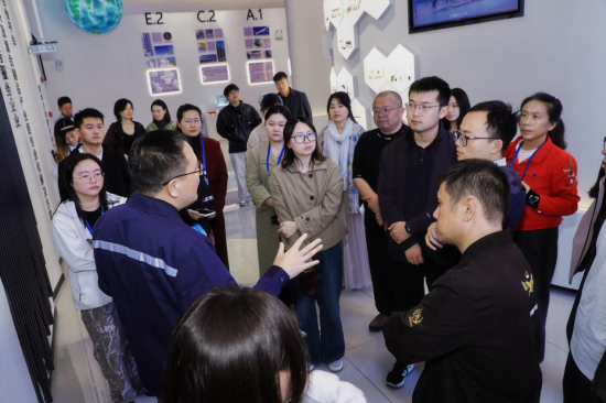九江华源新材料有限公司总经理周健向媒体介绍玻纤产品 九江华源新材料有限公司总经理周健向媒体介绍玻纤产品