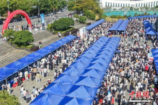 图为10月23日,江西省2027届高校毕业生综合类专场就业招聘会在南昌大学举行。记者 刘力鑫 摄 图为10月23日,江西省2027届高校毕业生综合类专场就业招聘会在南昌大学举行。记者 刘力鑫 摄