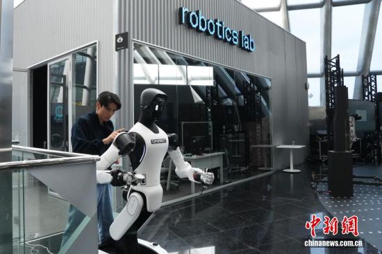 哈萨克斯坦首都阿斯塔纳位于世博园区的“Alem.AI”国际人工智能中心,工作人员调试中心内的人形机器人。(资料图)中新社记者 单璐 摄 哈萨克斯坦首都阿斯塔纳位于世博园区的“Alem.AI”国际人工智能中心,工作人员调试中心内的人形机器人。(资料图)中新社记者 单璐 摄