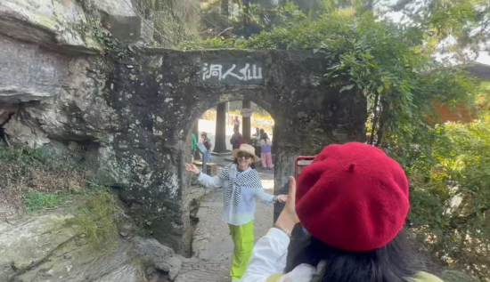 图为游客在仙人洞打卡拍照 图为游客在仙人洞打卡拍照