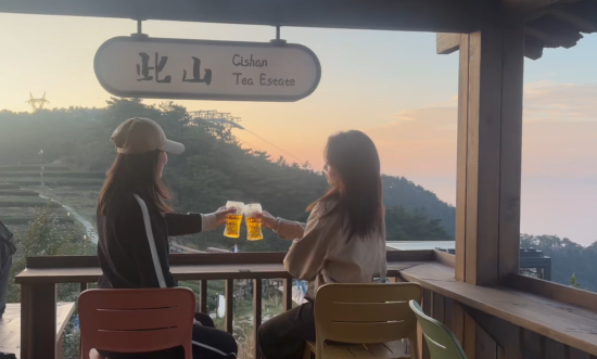图为游客在改造后的场地集茶饮体验、观景休闲 图为游客在改造后的场地集茶饮体验、观景休闲