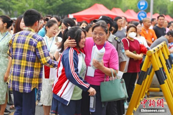 2023年中国高考大幕拉开 江西学子步入考场