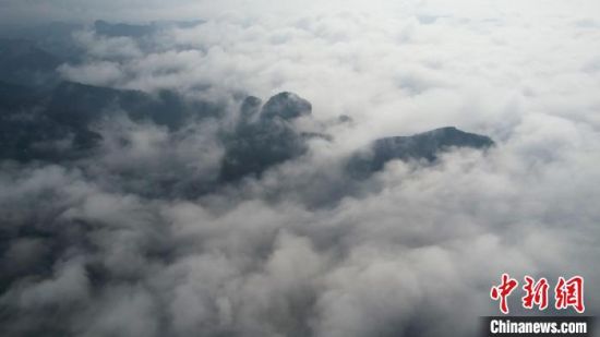 航拍江西龙虎山云海景观 群山巍峨云雾缭绕