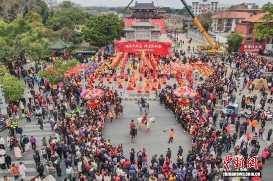 “江南宋城”江西赣州举行民俗踩街