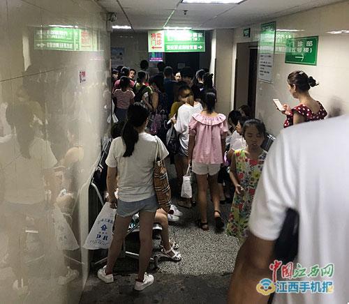 记者暗访南昌各大医院:江西省儿童医院排队忙