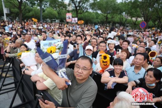 江西省2026年高考结束 家长“花式”迎接考生